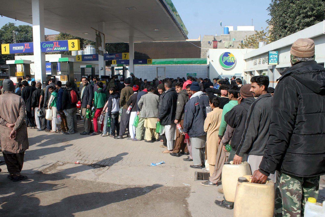 The fuel crisis in Pakistan is flaring up…and the stations involved are pursued with deterrent measures