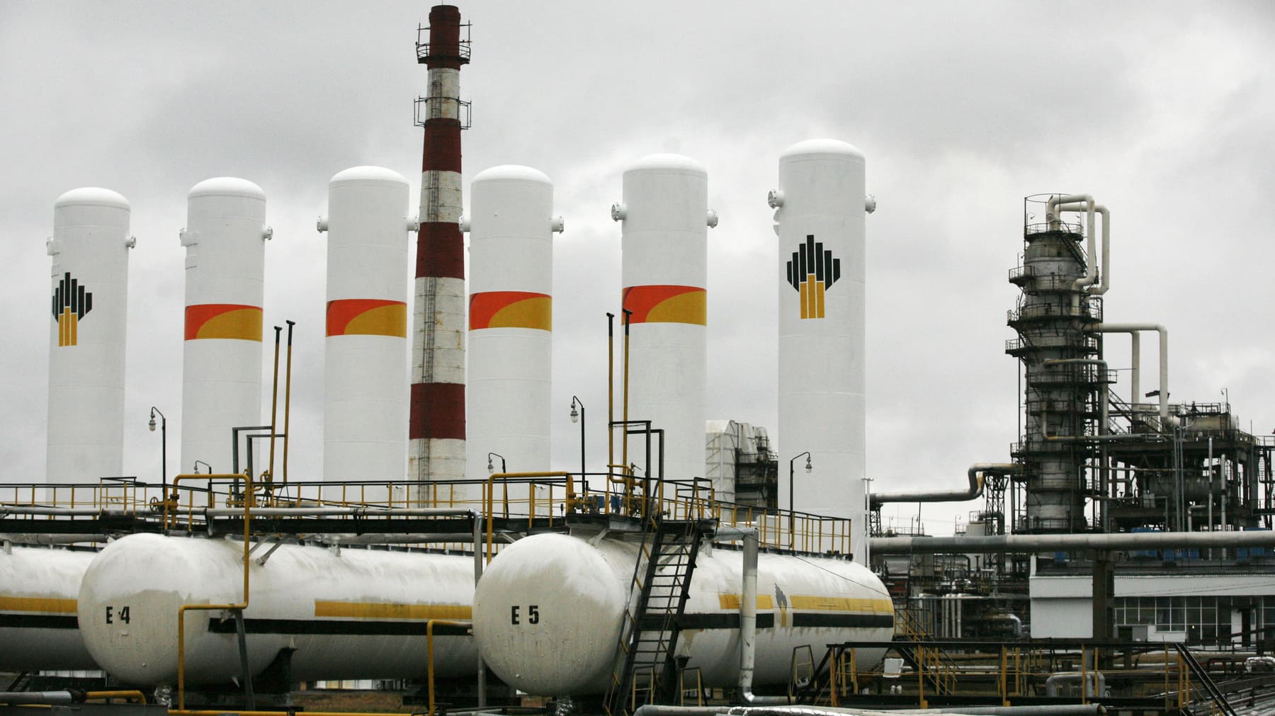 A report reveals a decline in Russian oil production by 300,000 barrels per day