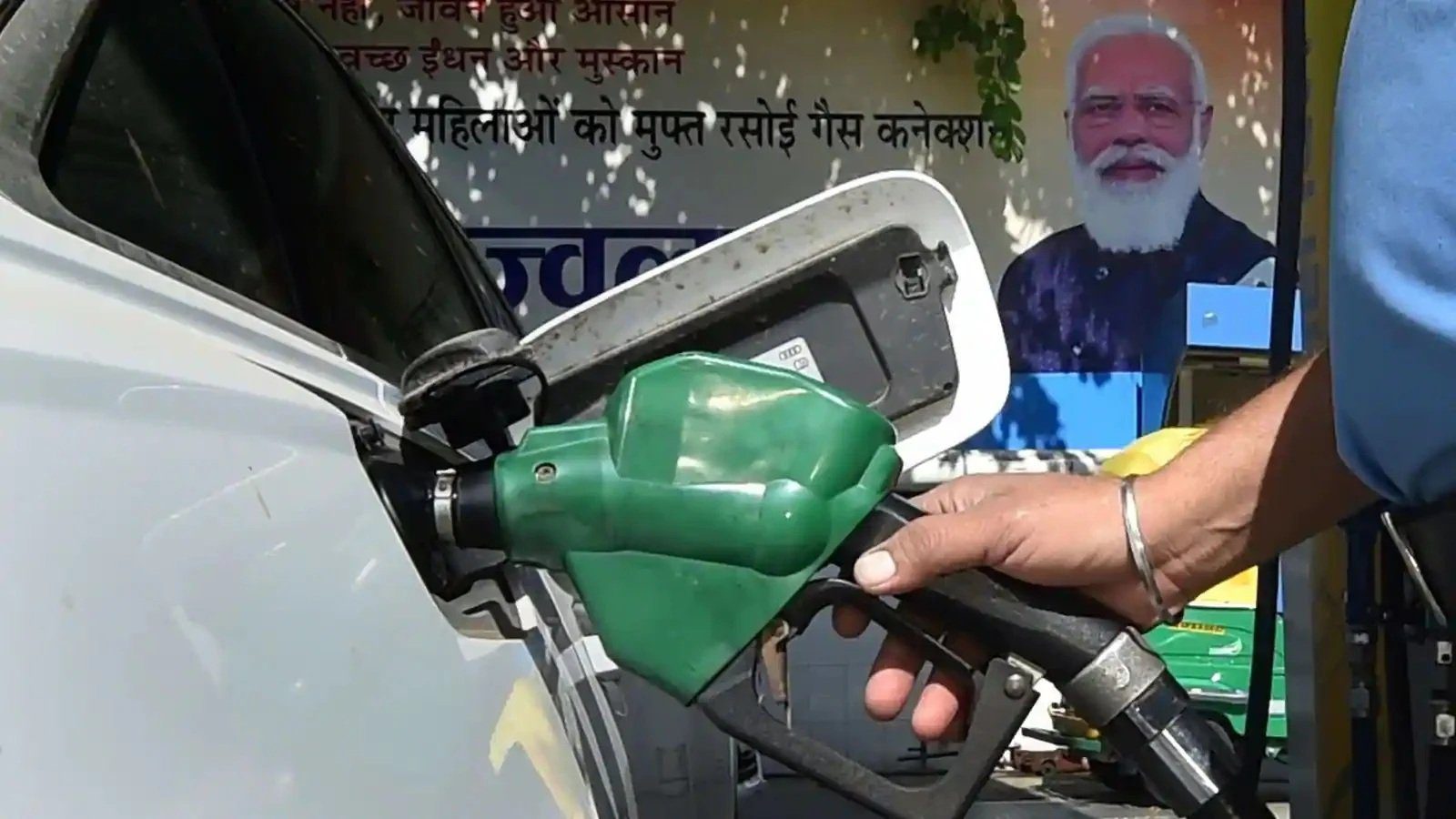 الهند تجمّد أسعار الوقود لكبح التضخم استعدادًا للانتخابات