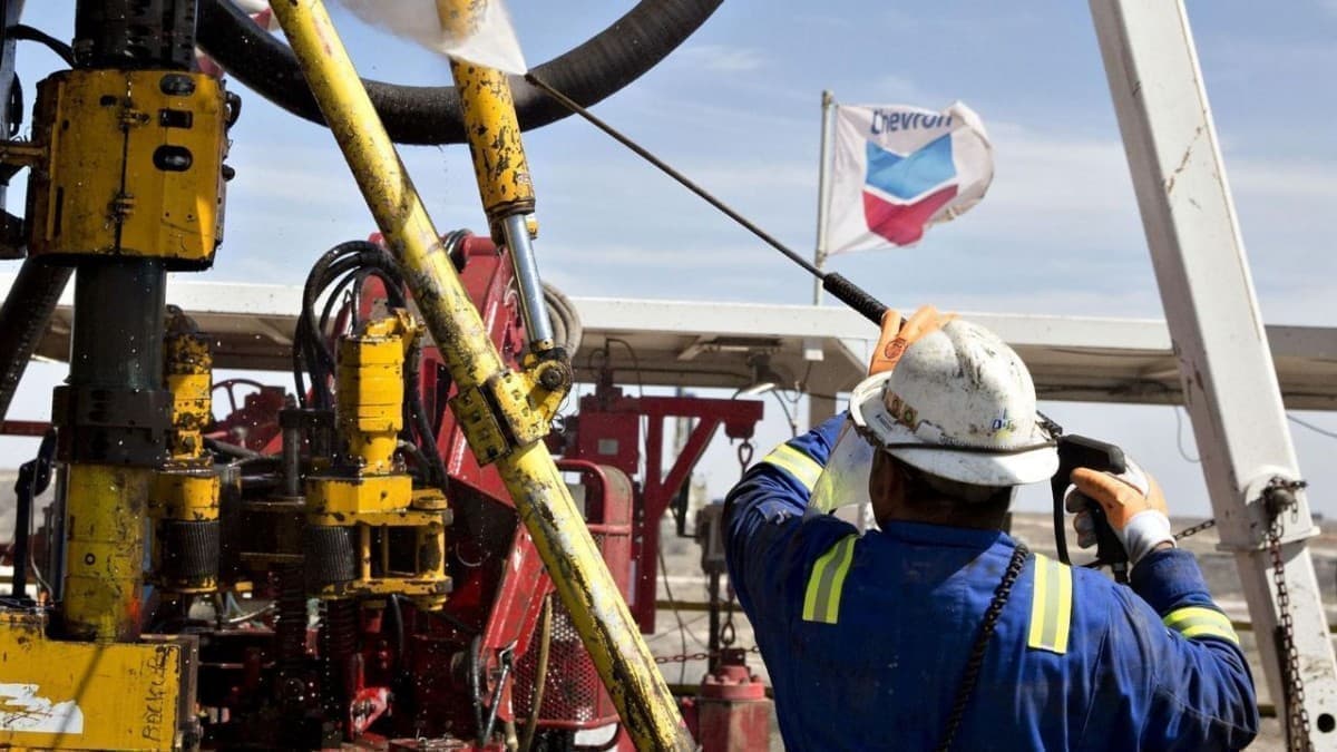 شيفرون ترفع إنتاج النفط الفنزويلي إلى 200 ألف برميل يوميًا